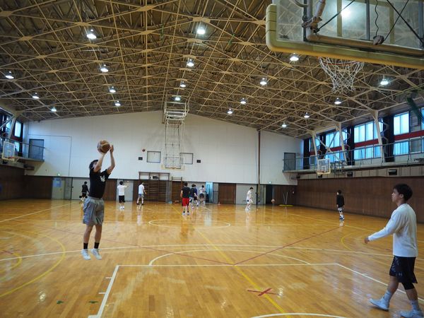 自主練習にてブロック化ランダム練習(シリアル練習)法を実施する学生