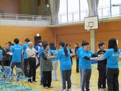 .参加者と学生でウォームアップ