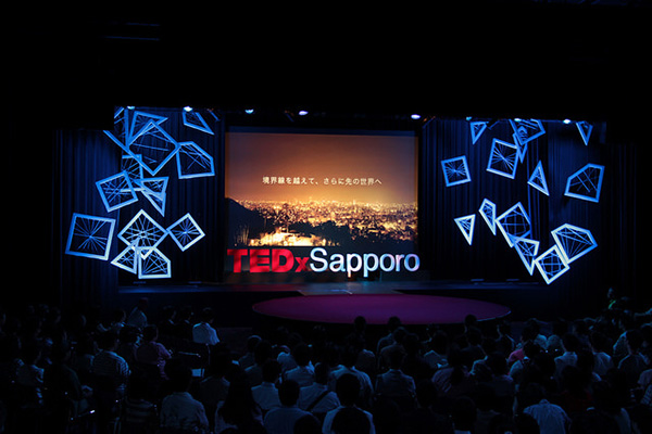 芸術学科の学生有志が制作した会場デザインが 「The Stage Design of TEDx 2015」に選ばれました