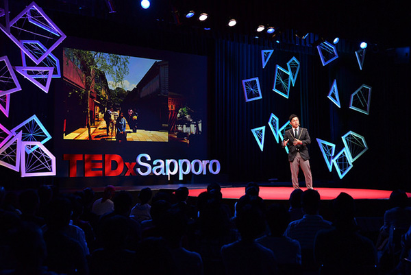 芸術学科の学生有志が制作した会場デザインが 「The Stage Design of TEDx 2015」に選ばれました