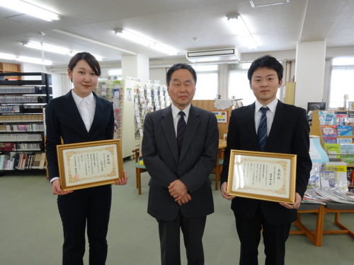 図書館資料最多貸出冊数の学生を表彰しました