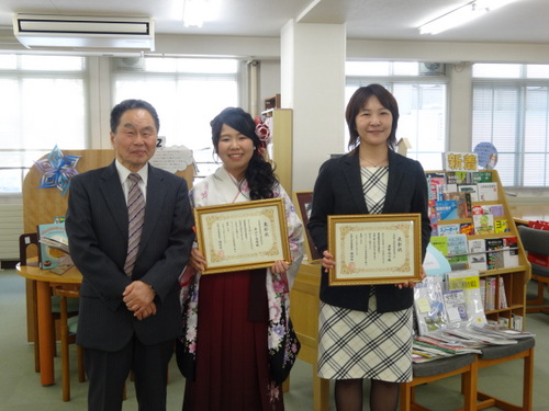 図書館資料最多貸出冊数の学生を表彰しました