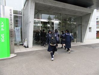 北海道月形高等学校生徒さんの見学風景