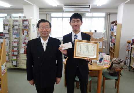 図書館資料最多貸出冊数の学生を表彰